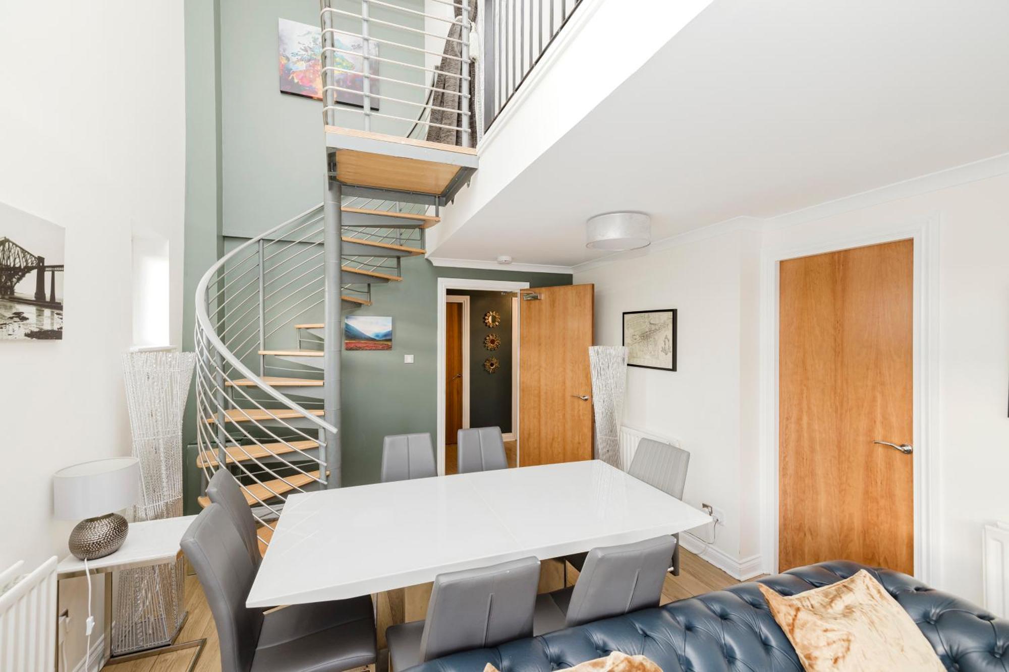 Joivy Stylish Apartment With Balcony In Old Town Edimburgo Exterior foto